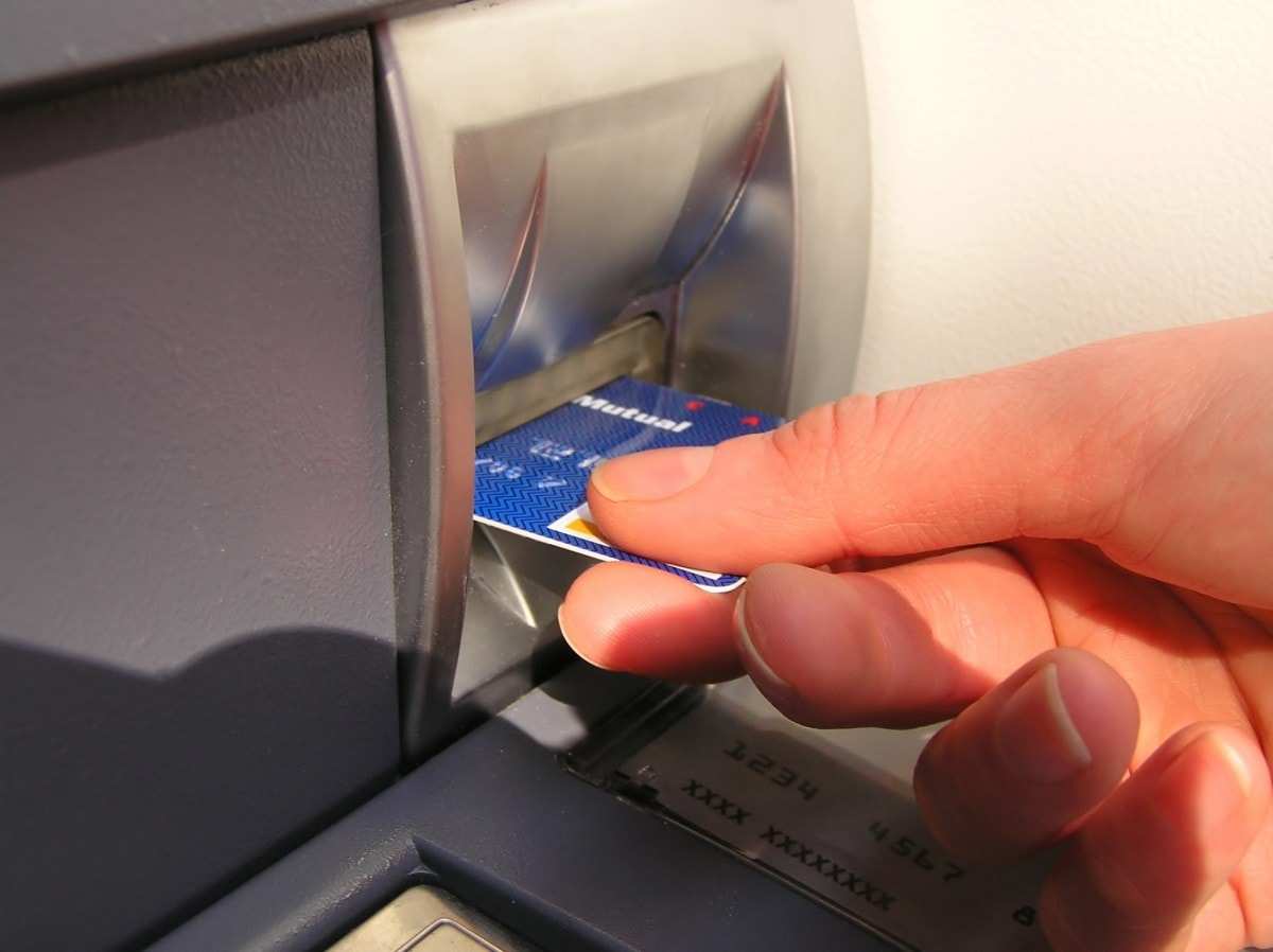 Hướng Dẫn Rút Tiền MB Bank An Toàn Tại Cây ATM